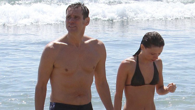 Jim Carrey y Cathriona White en las playas de Malibú de vacaciones