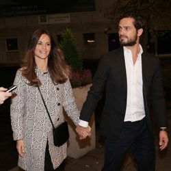 Carlos Felipe y Sofía de Suecia cogidos de la mano en Estocolmo