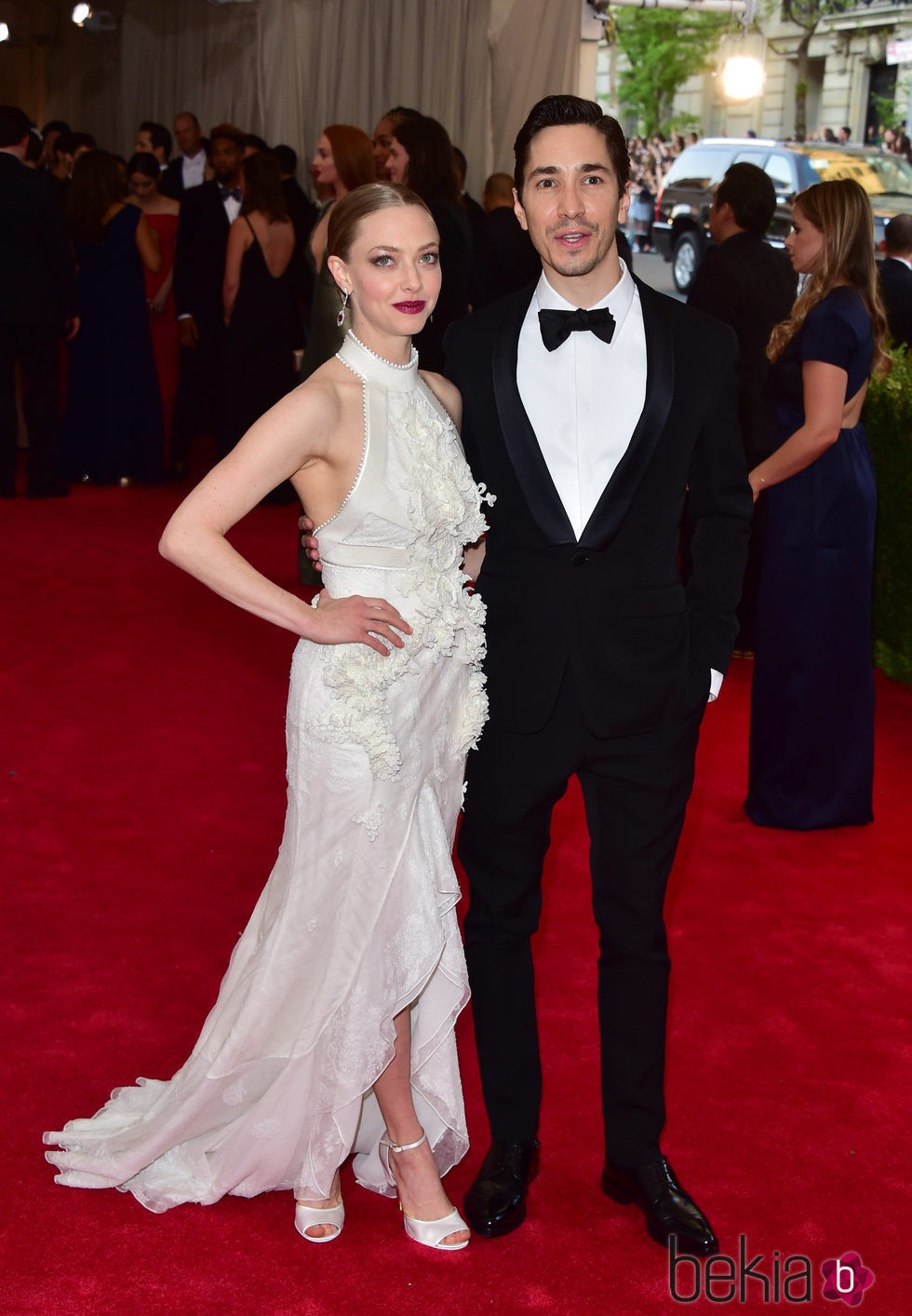 Amanda Seyfried y Justin Long en la alfombra roja de una gala benéfica