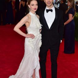 Amanda Seyfried y Justin Long en la alfombra roja de una gala benéfica