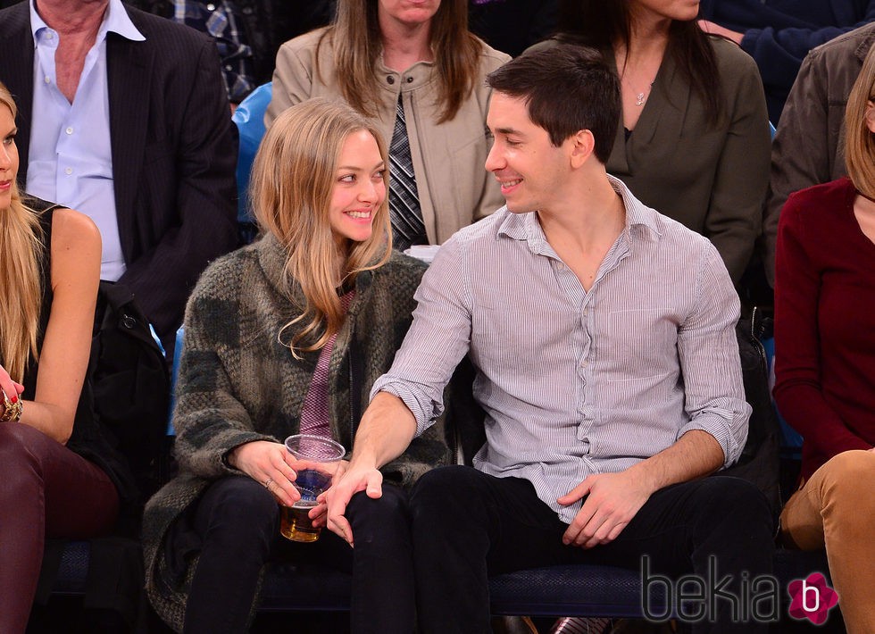 Amanda Seyfried y Justin Long en un partido de baloncesto