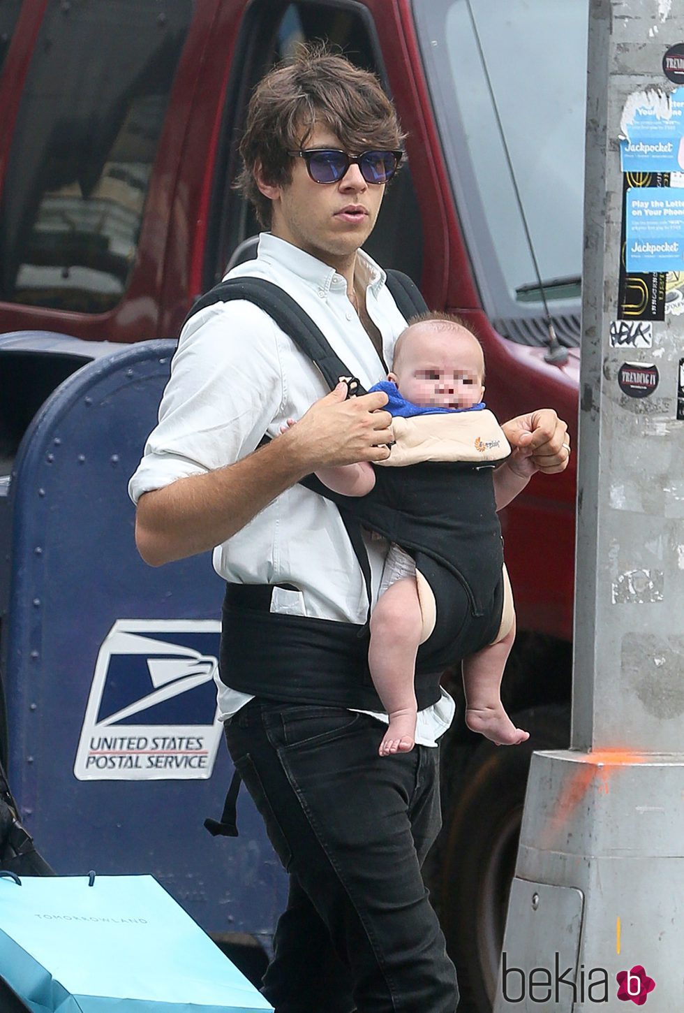 James Righton lleva a su hija Edie en un portabebés