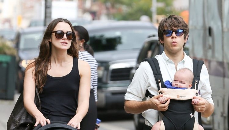 Keira Knightley y James Righton con su hija Edie en Nueva York