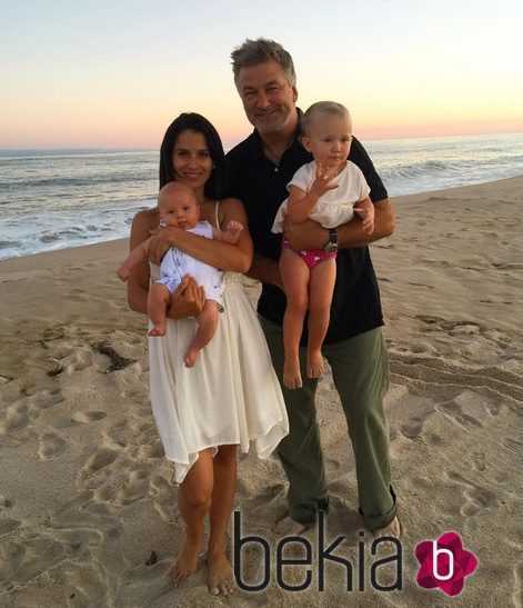 Alec Baldwin e Hilaria Thomas con sus hijos Carmen y Rafael de paseo