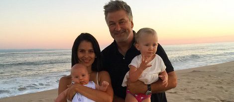 Alec Baldwin e Hilaria Thomas con sus hijos Carmen y Rafael de paseo