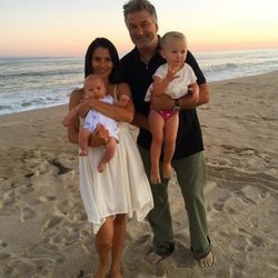 Alec Baldwin e Hilaria Thomas con sus hijos Carmen y Rafael de paseo