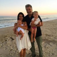 Alec Baldwin e Hilaria Thomas con sus hijos Carmen y Rafael de paseo