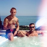 David Delfín y Pablo Sáez en un jacuzzi