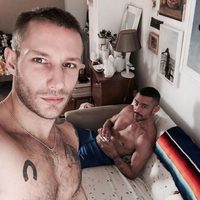 David Delfín y Pablo Sáez en la cama