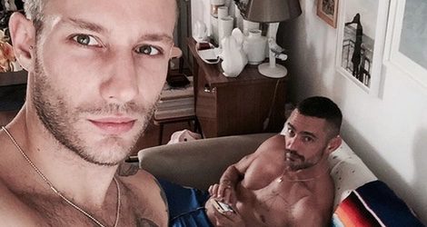 David Delfín y Pablo Sáez en la cama