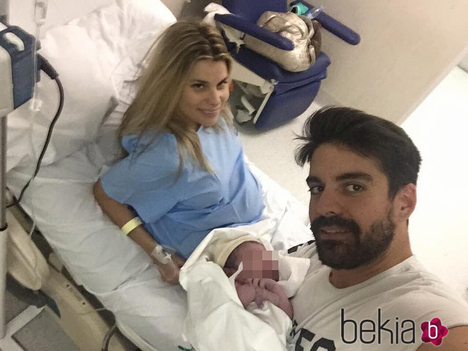 María Lapiedra con su marido Mark Hamilton y la recién nacida Carlota