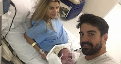 María Lapiedra con su marido Mark Hamilton y la recién nacida Carlota