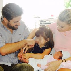 María Lapiedra y su marido Mark Hamilton con sus hijas Martina y Carlota