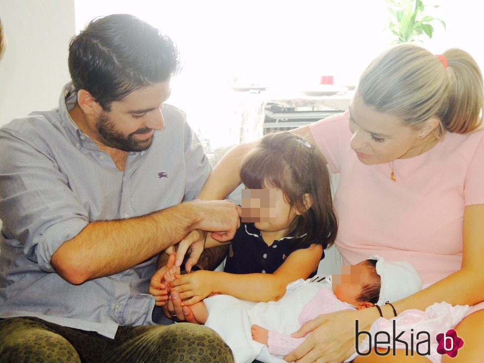 María Lapiedra y su marido Mark Hamilton con sus hijas Martina y Carlota