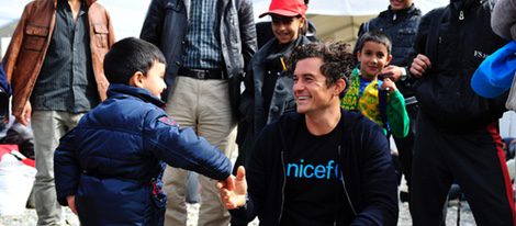 Orlando Bloom en su visita a un campo de refugiados en Macedonia