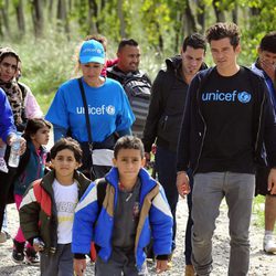 Orlando Bloom muestra su lado más solidario en una visita a Macedonia