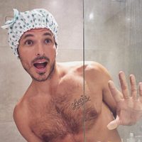 Andrés Velencoso se ducha con un gorro de lunares