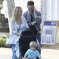 Michael Bublé junto a su mujer Luisana Lopilato y su hijo Noah de paseo