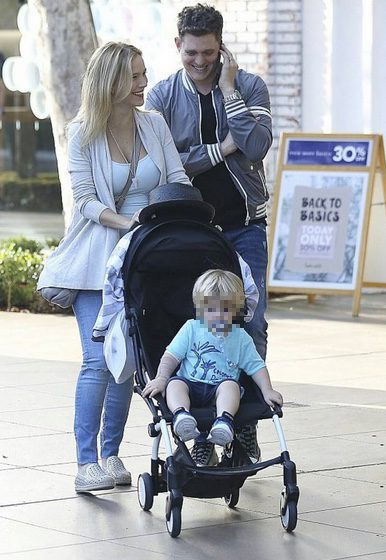 Michael Bublé junto a su mujer Luisana Lopilato y su hijo Noah de paseo