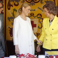 Cristina Cifuentes y la Reina Sofía en el Día de la Banderita 2015