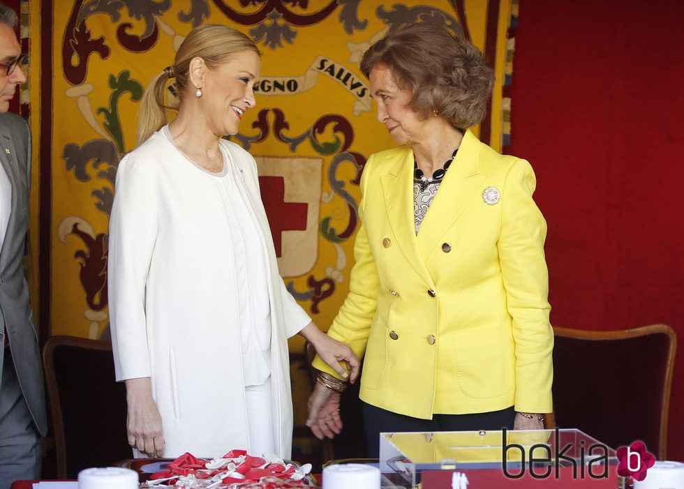 Cristina Cifuentes y la Reina Sofía en el Día de la Banderita 2015