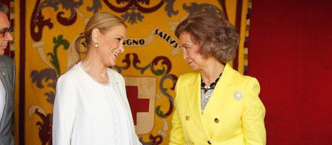 Cristina Cifuentes y la Reina Sofía en el Día de la Banderita 2015