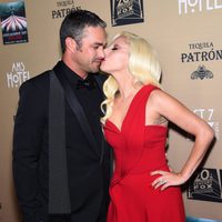 Lady Gaga besando a Taylor Kinney en el estreno de 'American Horror Story: Hotel' en Los Angeles