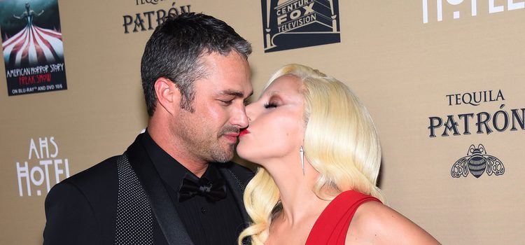 Lady Gaga besando a Taylor Kinney en el estreno de 'American Horror Story: Hotel' en Los Angeles