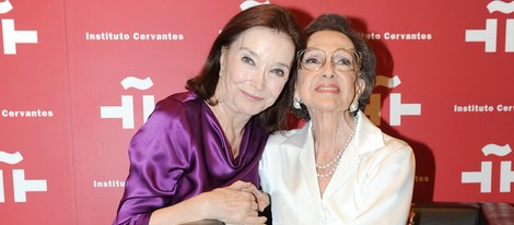 Nuria Espert arropa a Amparo Rivelles en su homenaje en el Cervantes