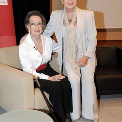 Lina Morgan apoya a Amparo Rivelles en su homenaje en el Instituto Cervantes