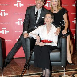 Luis Merlo y Amparo Larrañaga con Amparo Rivelles en su homenaje en el Cervantes