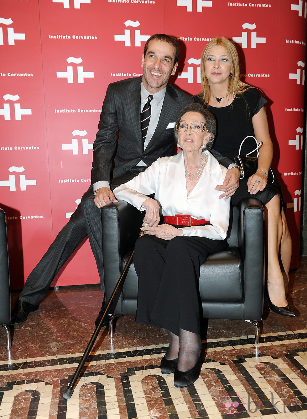 Luis Merlo y Amparo Larrañaga con Amparo Rivelles en su homenaje en el Cervantes