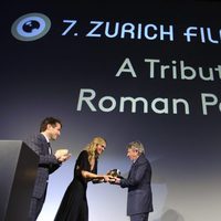 Nadja Schildknecht entrega un premio a Roman Polanski en el Festival de Zurich