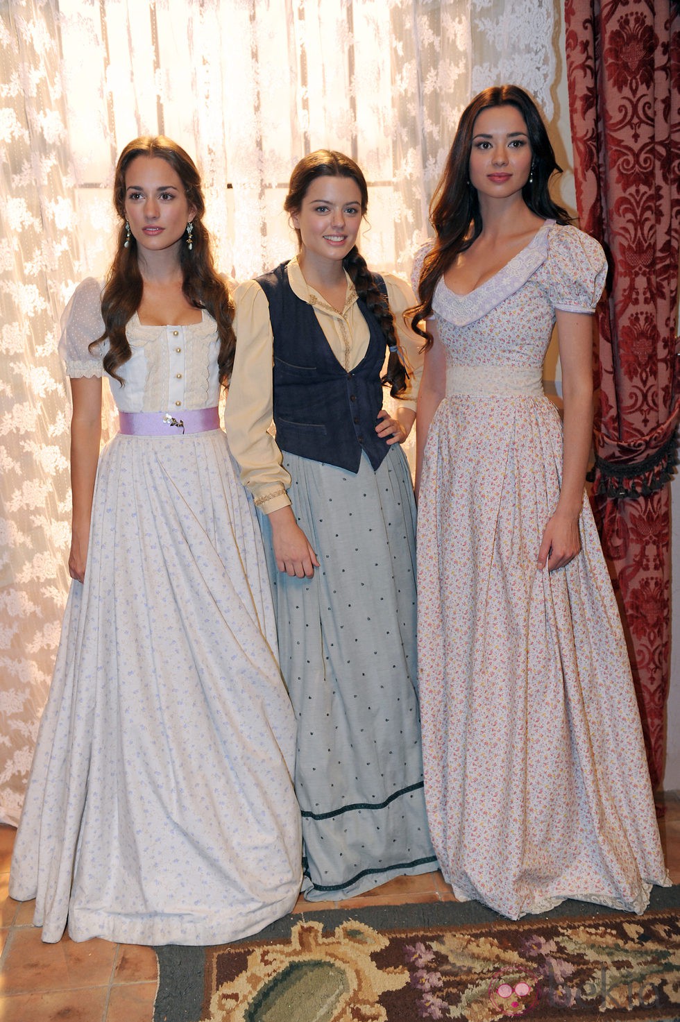 Silvia Alonso, Adriana Torrebejano y Dafne Fernández en la presentación de la segunda temporada de 'Tierra de lobos'