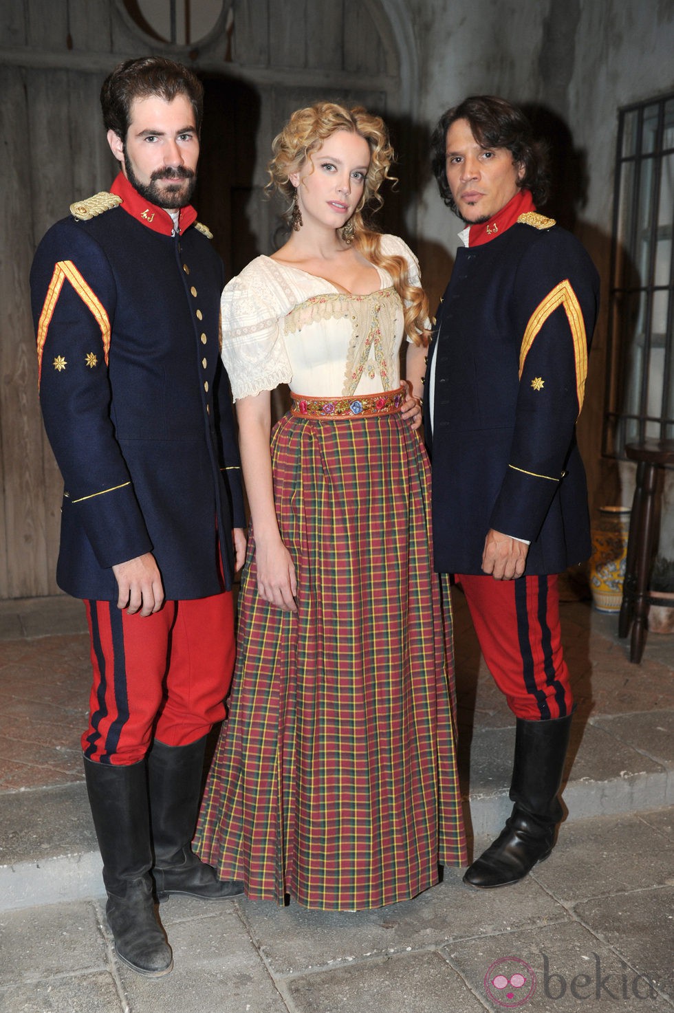 José Sospedra, Carolina Bang y Sergio Peris Mencheta en la presentación de la segunda temporada de 'Tierra de lobos'