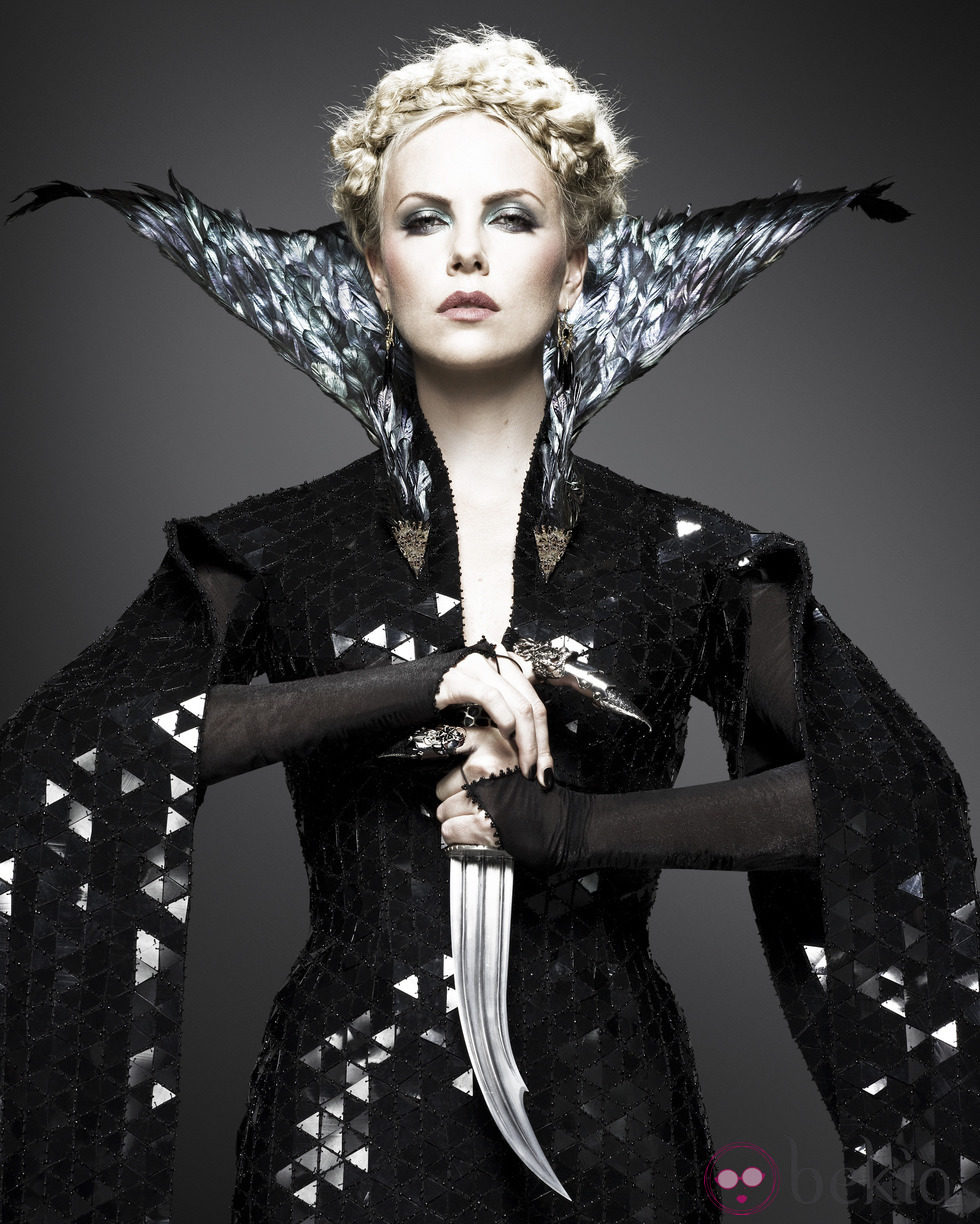 Charlize Theron es 'La Reina' en Blancanieves: Fotos en Bekia