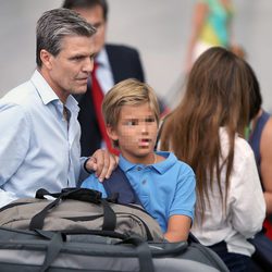 Espartaco y sus hijos Juan e Isabel en el aeropuerto de Madrid-Barajas