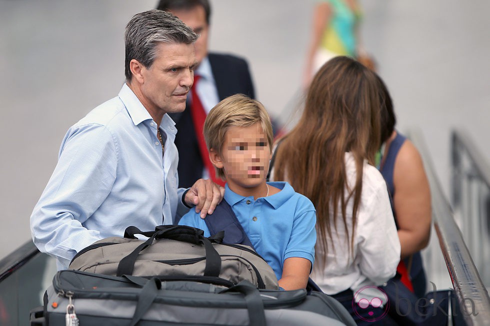 Espartaco y sus hijos Juan e Isabel en el aeropuerto de Madrid-Barajas