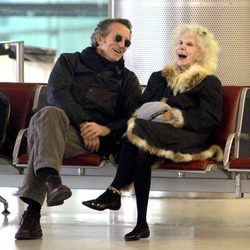 Cayetana de Alba y Alfonso Díez ríen en el aeropuerto de París de 2010