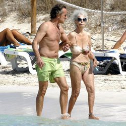 Alfonso Díez y Cayetana de Alba pasean por la orilla de la playa, en 2009