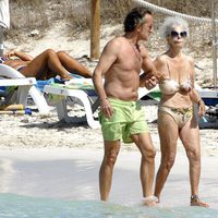 Alfonso Díez y Cayetana de Alba pasean por la orilla de la playa, en 2009