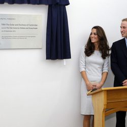 Los Duques de Cambridge descubren una placa en una inauguración en Surrey