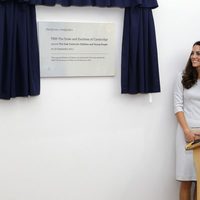 Los Duques de Cambridge descubren una placa en una inauguración en Surrey