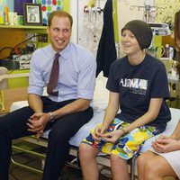 El Príncipe Guillermo y Catalina de Cambridge charlan con un niño en un hospital de Surrey