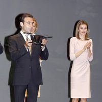 La princesa Letizia entrega a Enrique Ponce el premio 'V' de Vida