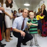 Los Duques de Cambridge, cariñosos con un niño en un hospital en Surrey