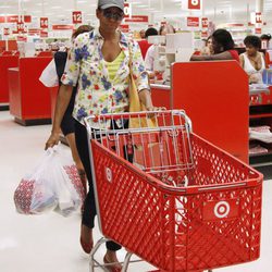 Michelle Obama hace la compra en un supermercado cerca de Washington