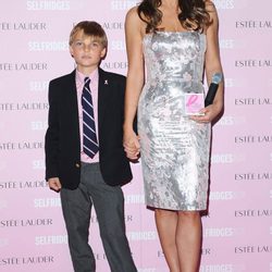 Liz Hurley y su hijo amadrinan un acto de Estee Lauder contra el cáncer de mama