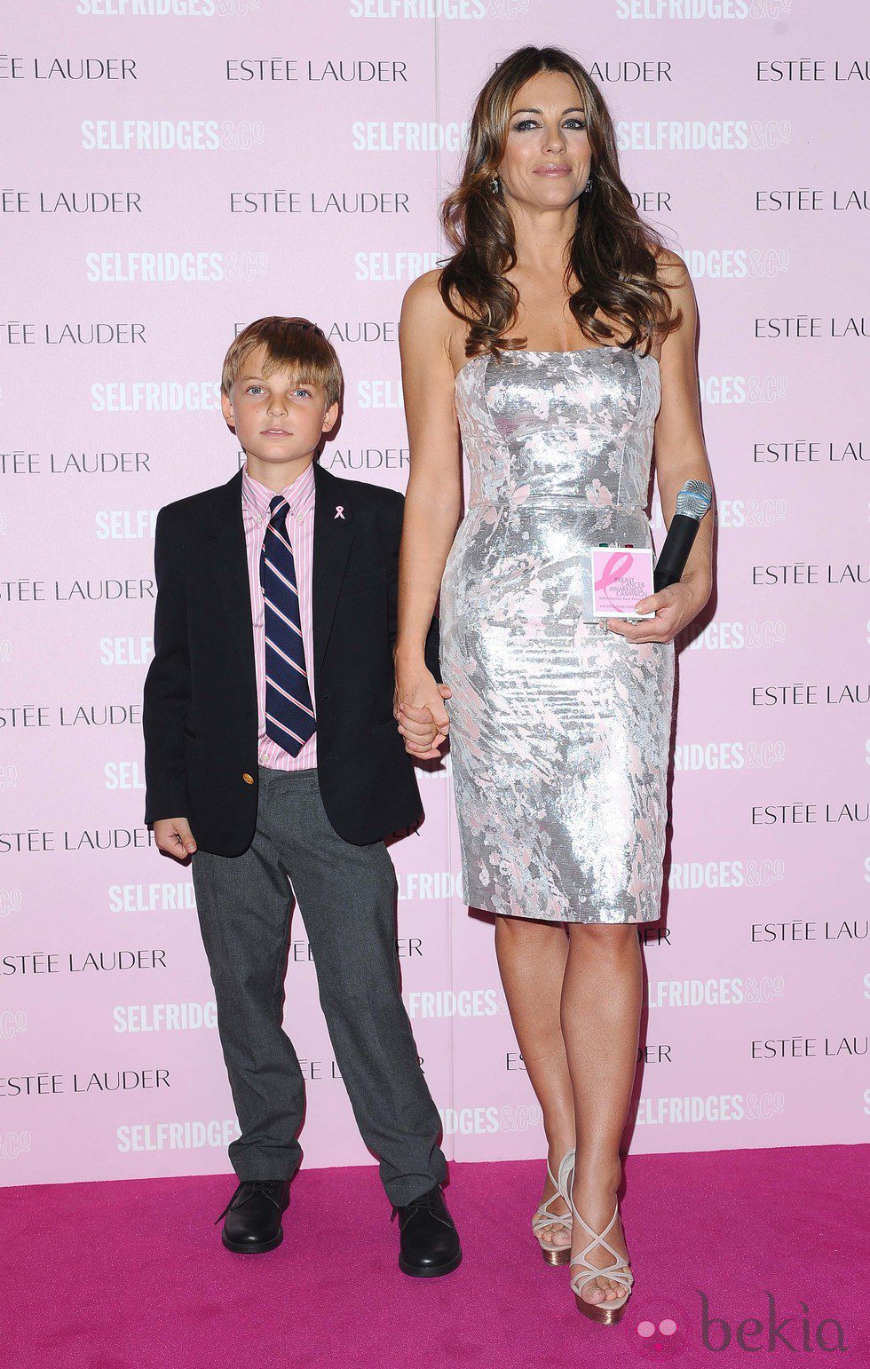 Liz Hurley y su hijo amadrinan un acto de Estee Lauder contra el cáncer de mama