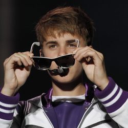 Justin Bieber se quita las gafas de sol